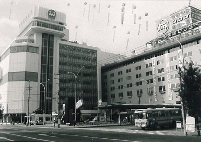 交通センターと岩田屋伊勢丹 写真