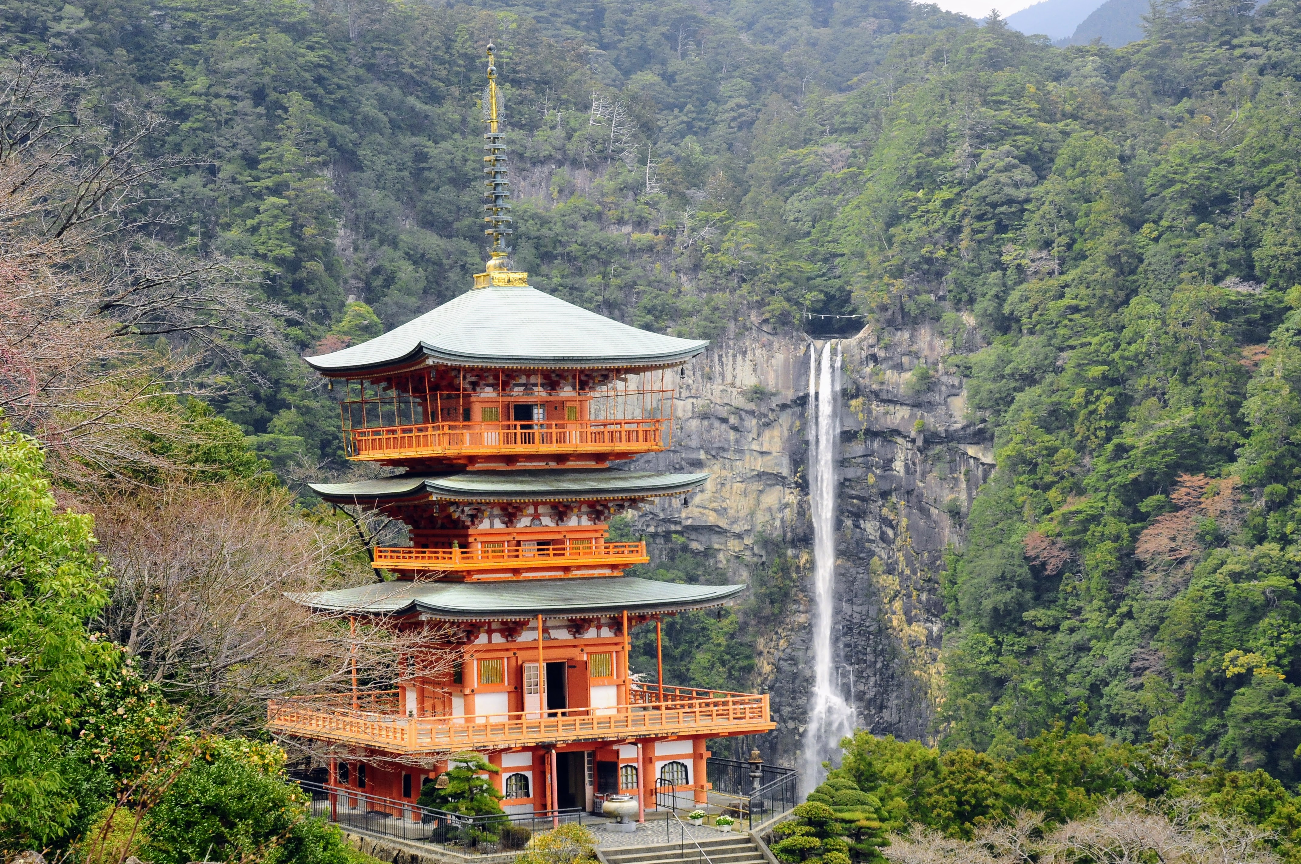 【那智】三重塔・那智の滝（イメージ）写真提供：(公社)和歌山県観光連盟